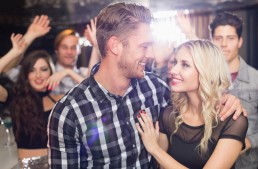 Atitude: saiba como atrair um homem na balada!