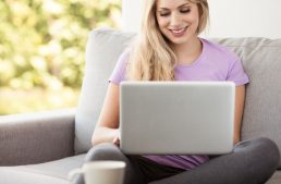 Entenda as vantagens do relacionamento online para mulheres