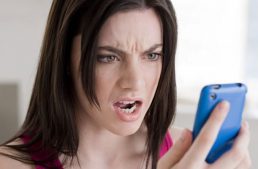 REDE SOCIAIS: ELE COSTUMA POSTAR FOTOS SOZINHO?